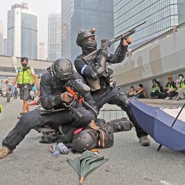 Chocan manifestantes y policías en Hong Kong