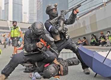Chocan manifestantes y policías en Hong Kong