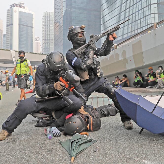 Policías antidisturbios arrestaron ayer a manifestantes que rechazan el gobierno en Hong Kong. KIN CHEUNG. AP
