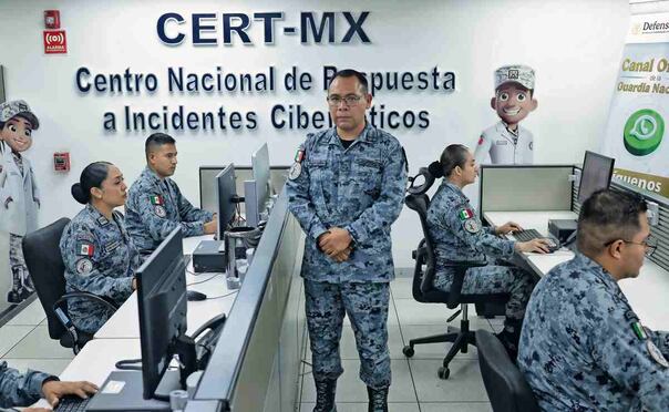 Entrevista al coronel Víctor Hugo Sánchez Huerta de la guardia Nacional cibernética del CENADEM. Foto : Fernanda Rojas / EL UNIVERSAL