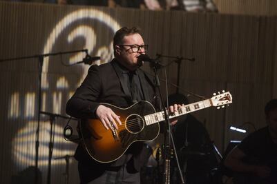 Celebran tres años del foro Roberto Cantoral con show de Leonel García