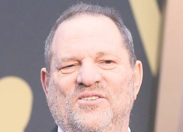 Weinstein, expulsado, acusado de soborno y con poco dinero