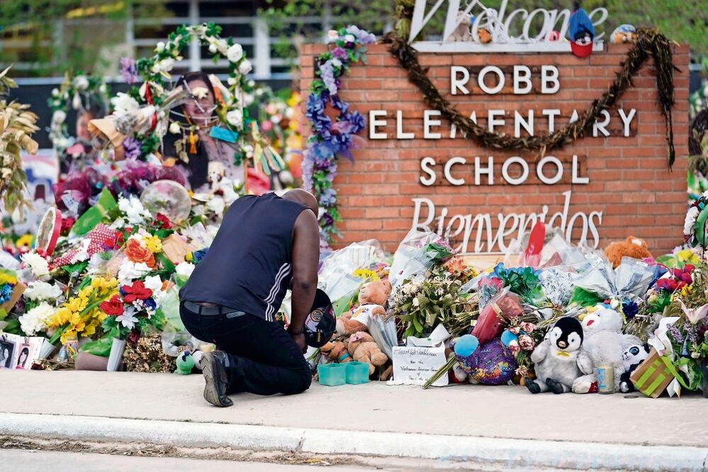 Reggie Daniels presenta sus respetos en un funeral en la escuela primaria Robb, el jueves 9 de junio de 2022, en Uvalde, Texas. Foto: AP