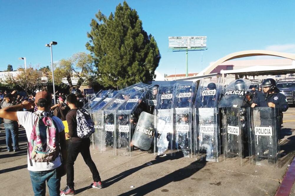 Autoridades de EU decidieron cerrar la garita internacional Denis Deconcini, en Nogales, luego de una revuelta entre policías e inconformes que surgió a partir del desalojo de una protesta en las vías ferroviarias transfronterizas (CORTESÍA HÉCTOR ZAZUET)