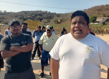 Pescadores registran al menos 10 eventos de contaminación de Pemex en playas y mar de Salina Cruz, Oaxaca
