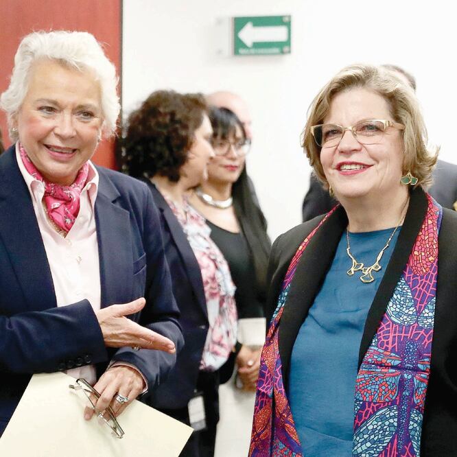 Olga Sánchez Cordero, secretaria de Gobernación (a la izquierda), presentó a Nadine Gasman como la nueva directora del Instituto Nacional de las Mujeres. Diego Simón/ El Universal