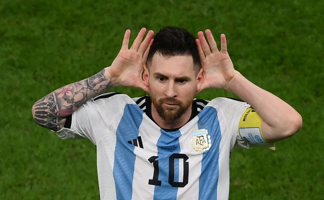 Lionel Messi festejando enfrente del cuerpo técnico neerlandés / Foto: AFP