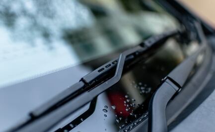 Para qué sirven los puntos negros del parabrisas del auto