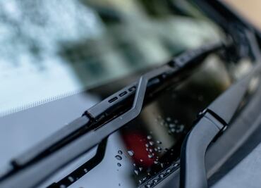 Para qué sirven los puntos negros del parabrisas del auto