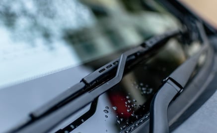 Para qué sirven los puntos negros del parabrisas del auto