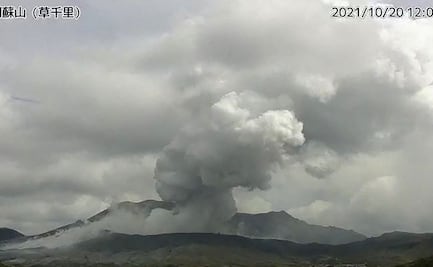 Video. Erupción de volcán al sur de Japón provoca enorme nube gris