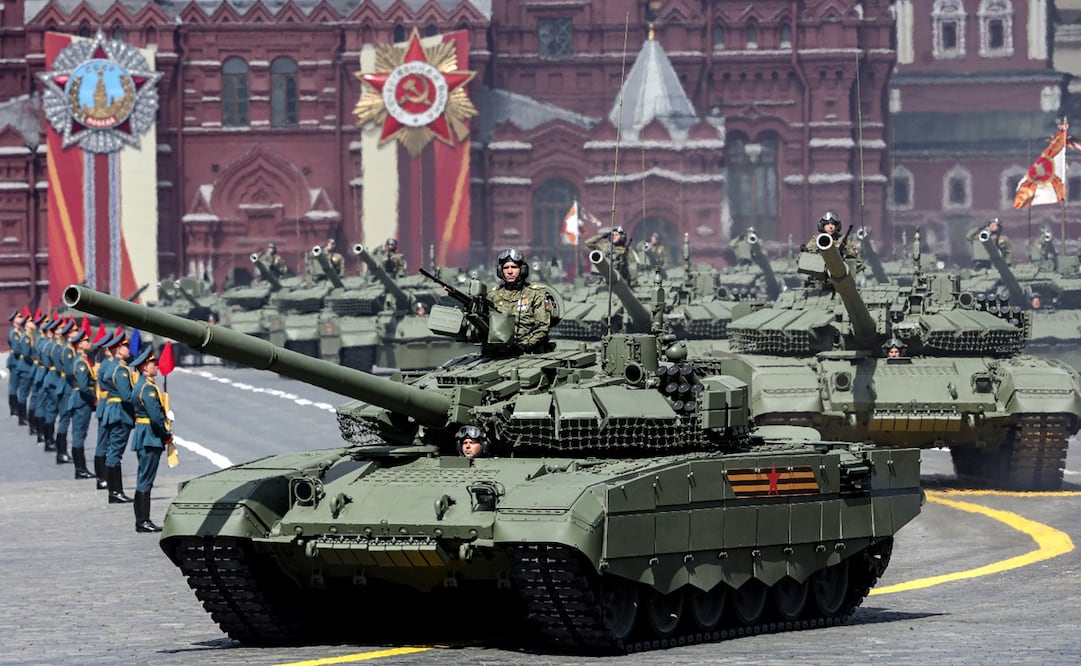 Tanques rusos T-90 participan en el desfile militar del Día de la Victoria en la Plaza Roja de Moscú, Rusia, el 9 de mayo de 2025. Foto: EFE