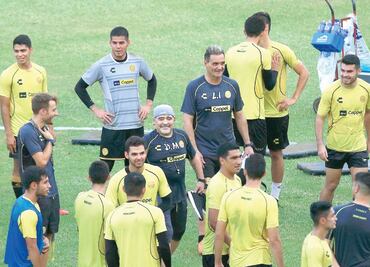 Maradona evita a aficionados en Querétaro