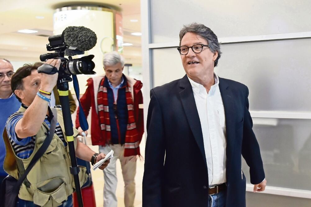 Nuevo equipo del gobierno. Gustavo Bell, el nuevo jefe del equipo negociador de paz con el ELN, ayer a su arribo a Quito 