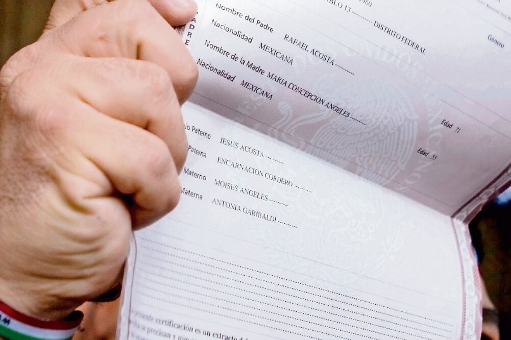 El programa reparte actas de nacimiento y escrituras (ARCHIVO EL UNIVERSAL)