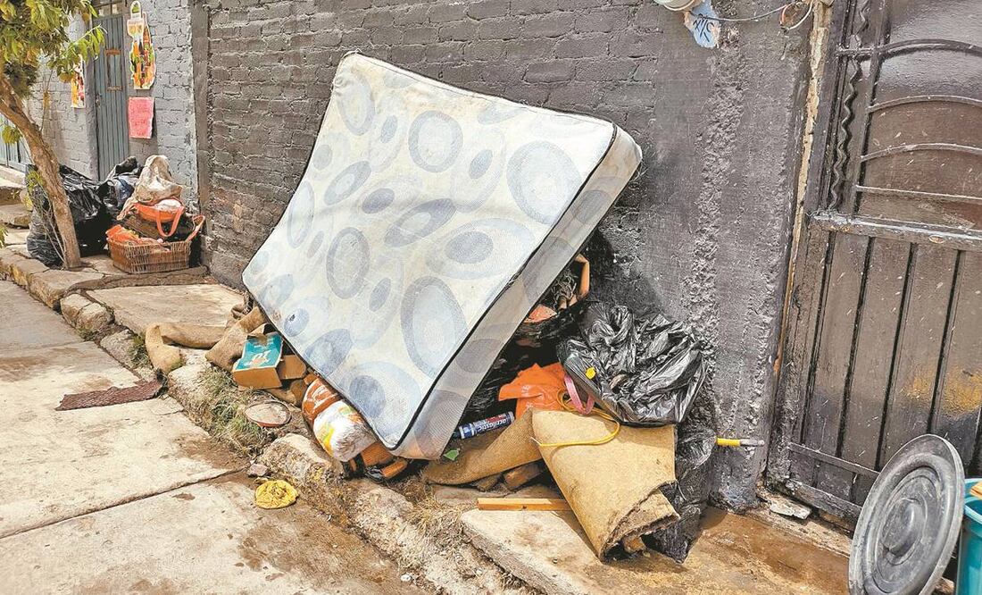 Ropa, colchones, electrodomésticos y muebles son algunas cosas que permanecen en las calles, pues el agua que cayó el miércoles las dejó inservibles. Foto: Emilio Fernández. EL UNIVERSAL
