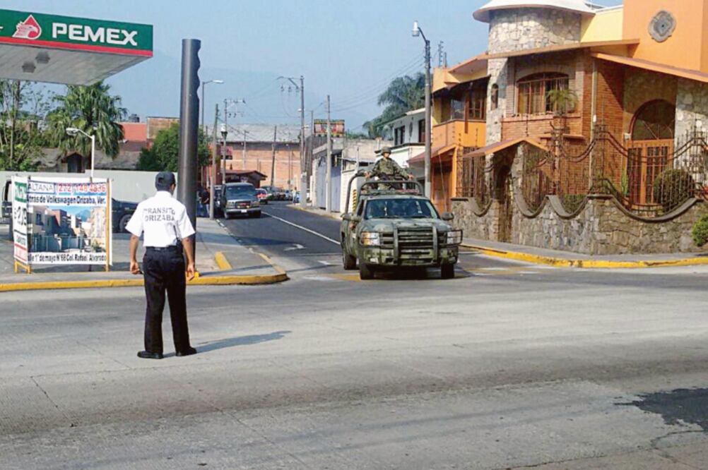 En la ciudad de Orizaba, dos bandas rivales del narcotráfico protagonizaron un tiroteo que se prolongó por casi una hora, y en el que, según versiones policiacas, se refugió un líder de plaza de un grupo criminal, quien perdió la vida (CORTESÍA DIARIO EL)