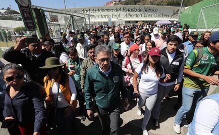 Rector de UAEM encabeza manifestación hacia legislatura de Edoméx