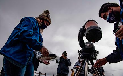 Pese a pandemia, chilenos se reúnen para ver eclipse solar
