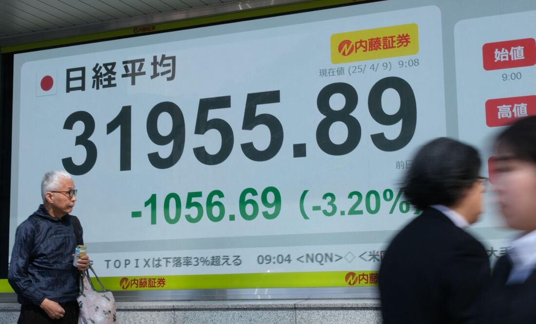 El principal índice bursátil japonés, el Nikkei, cayó en las primeras operaciones del 9 de abril, después de que las acciones de Wall Street cayeran debido a la preocupación por los aranceles estadounidenses y la guerra comercial con China. Foto: AFP