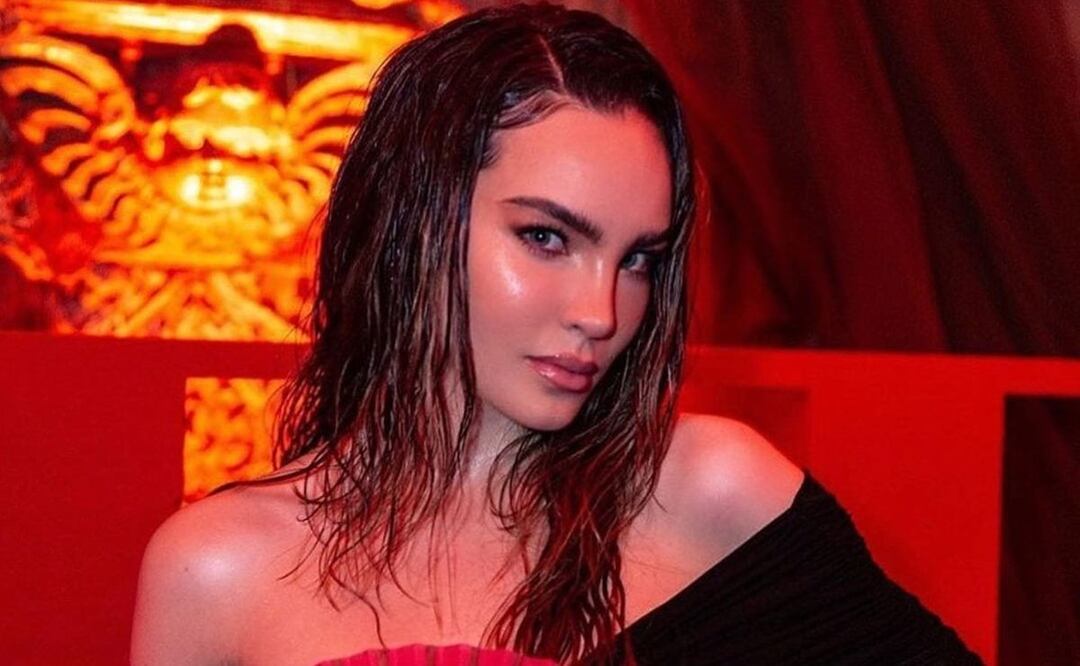 Belinda luce un traje sastre azul con bralette metálico en conferencia de prensa de su nueva serie. Foto: Instagram @belindapop