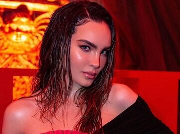 Belinda deslumbra al lucir sexy bralette metálico con un traje sastre