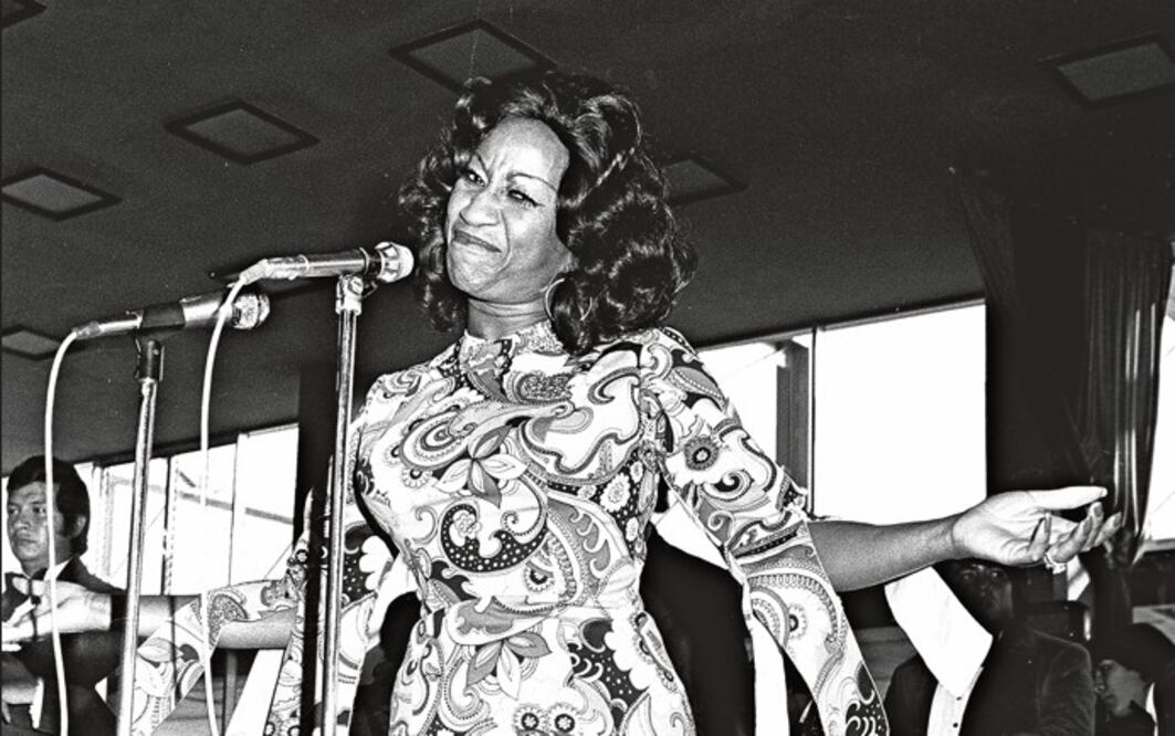 La cantante Celia Cruz en uno de sus conciertos, el 2 de noviembre de 1972. Algunas de sus canciones más famosas son “Que le den candela” y “La vida es un carnaval”. Crédito: José Hernández
