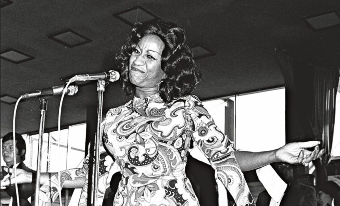 La cantante Celia Cruz en uno de sus conciertos, el 2 de noviembre de 1972. Algunas de sus canciones más famosas son “Que le den candela” y “La vida es un carnaval”. Crédito: José Hernández