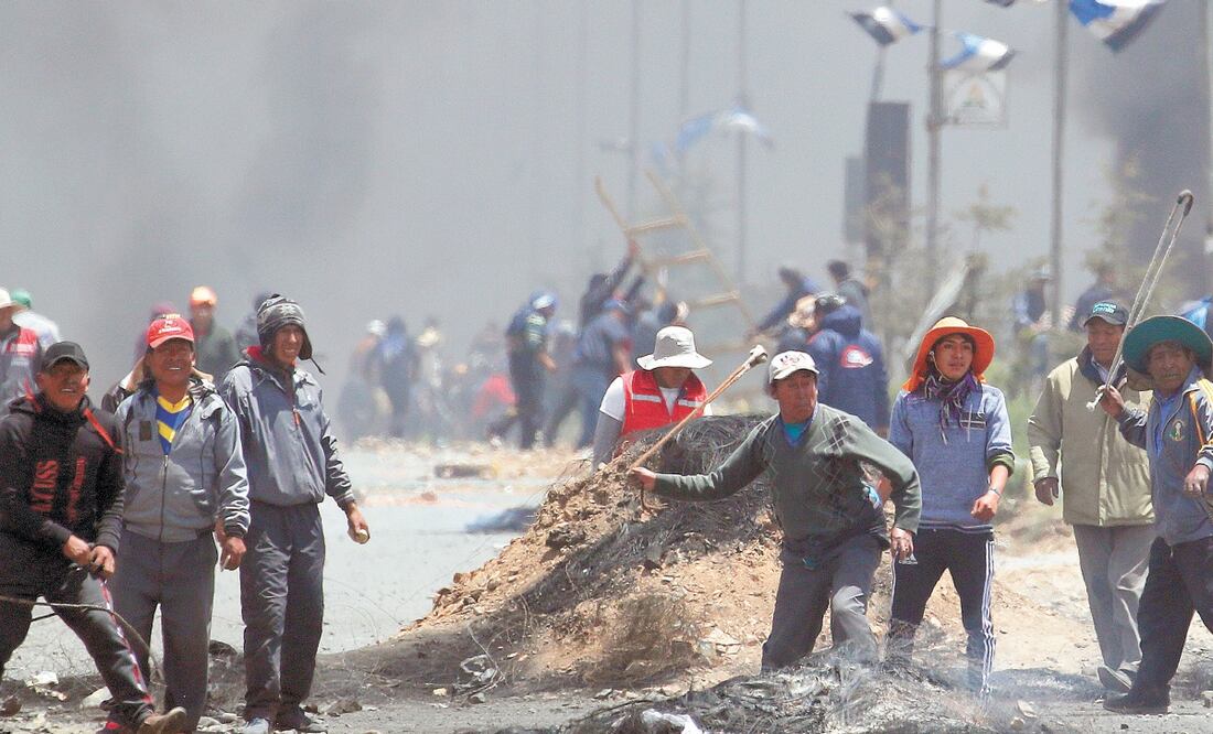 Seguidores del expresidente Evo Morales se enfrentaron ayer contra las fuerzas del orden, en El Alto (AP)