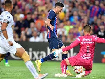 Portero de Pumas, avergonzado por recibir seis goles del Barcelona