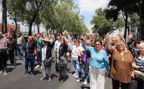 Vecinos realizaron el simulacro sobre Calzada de Tlalpan cerrando la avenida temporalmente. (19/09/2026) Foto: Osmar Alvarado / EL UNIVERSAL