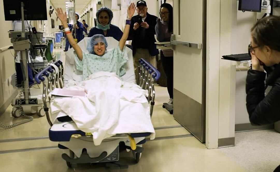Nina Martinez, de Atlanta, es llevada a la sala de operaciones en un hospital en Baltimore para convertirse en la primera donante viviente de riñón con VIH. Fotos: AP