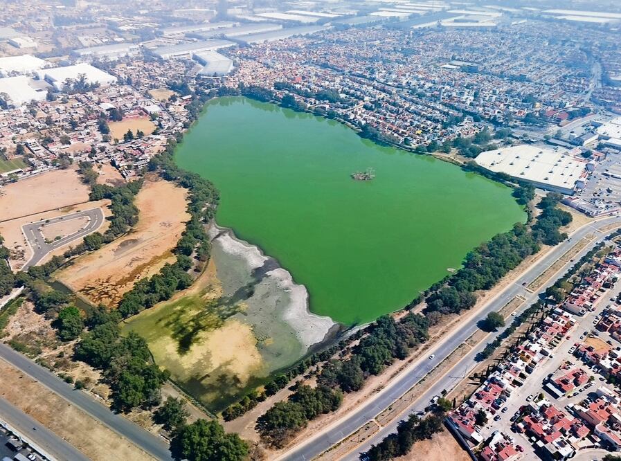 Desde hace más de un año los pobladores reportaron al gobierno municipal la operación de los transportistas en el lugar, quienes lo usaban de baño y tiraban sus desechos a orillas del embalse, y solicitaron la reubicación de la base de transporte público. Foto: Especial