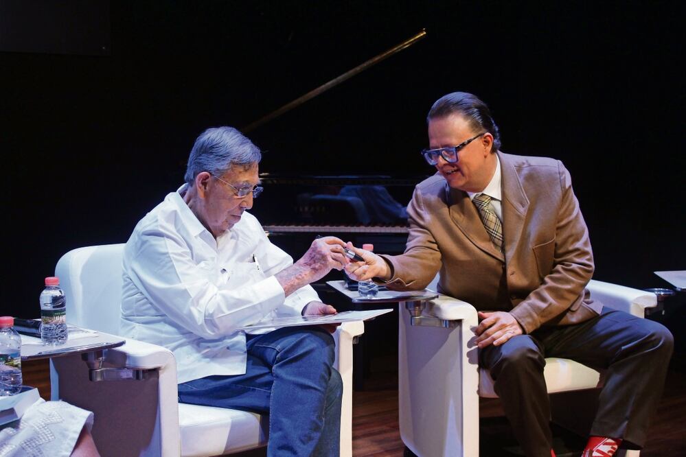 Cuauhtémoc Cárdenas firmó el libro Las Heridas que presentó ayer Felipe de la Mata. Foto: Francisco Rodríguez | El Universal