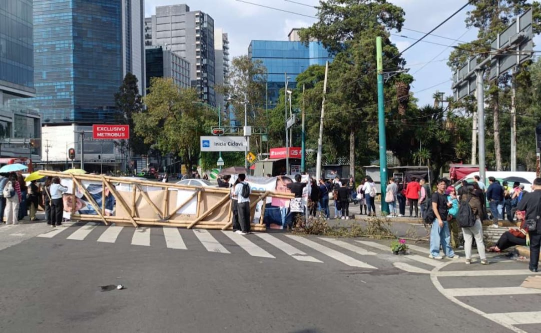 Estudiantes de la Facultad de Arquitectura bloquean Avenida Insurgentes Sur (20/10/2025). Foto: Especial