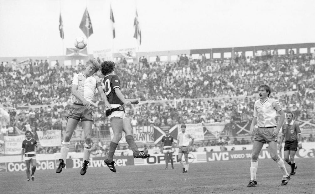 Enfrentamiento Dinamarca vs. Escocia, 4 de junio de 1986. La mayoría de los aficionados eran extranjeros y, según se leyó en EL UNIVERSAL, a las afueras del estadio se escuchó una grabación dirigida a los vecinos de Nezahualcóyotl: “hoy nuestro municipio está en la mirada del mundo, demos una buena impresión; comprendan que no pueden entrar”. Foto: Jorge Núñez/Archivo EL UNIVERSAL.