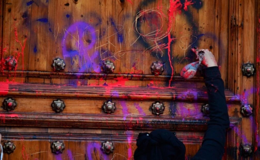 Realizan pintas en Palacio Nacional durante marcha feminista