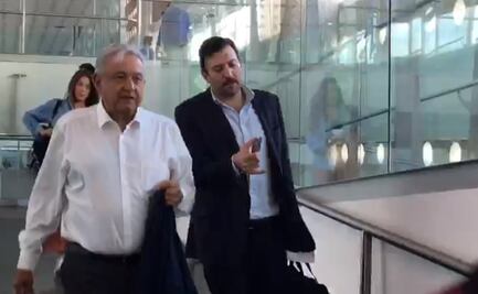 AMLO viaja a BCS en vuelo comercial con gobernadores de Tabasco y Yucatán