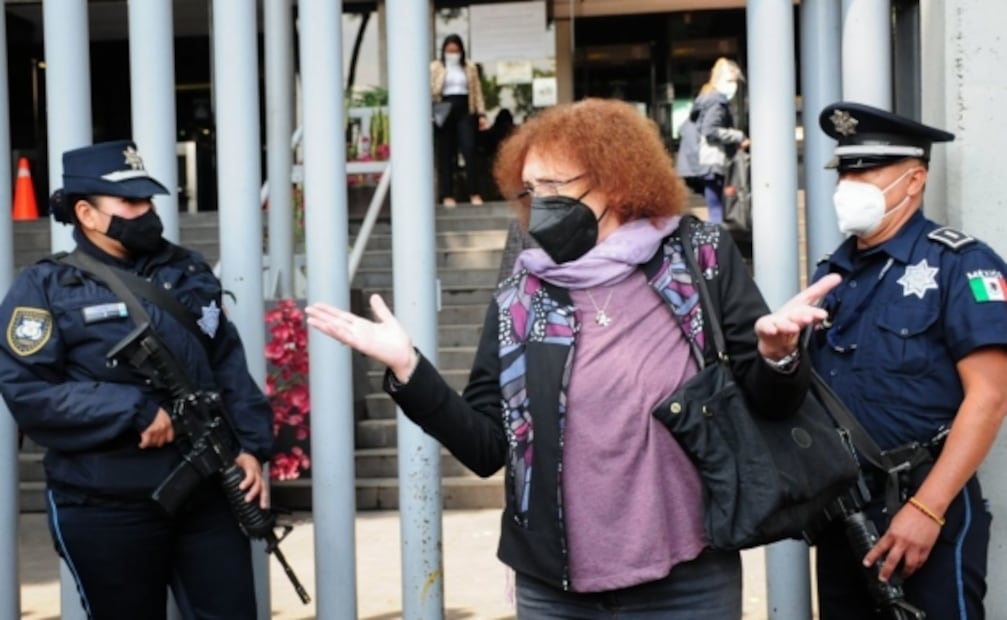 La científica Julia Tagüeña a su salida de la fiscalía luego de cumplir con su citatorio, en 2021. Foto: Cuartoscuro