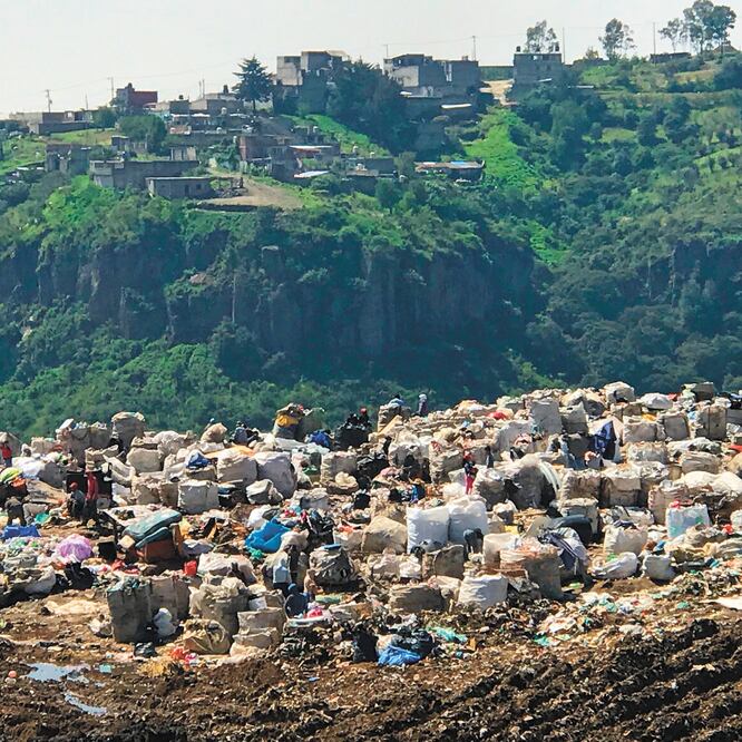 Colonos de Rincón Verde, San Mateo Nopala y Tepatlaxco reportan peste intensa y lixiviados que contaminan el suelo. REBECA JIMÉNEZ. EL UNIVERSAL