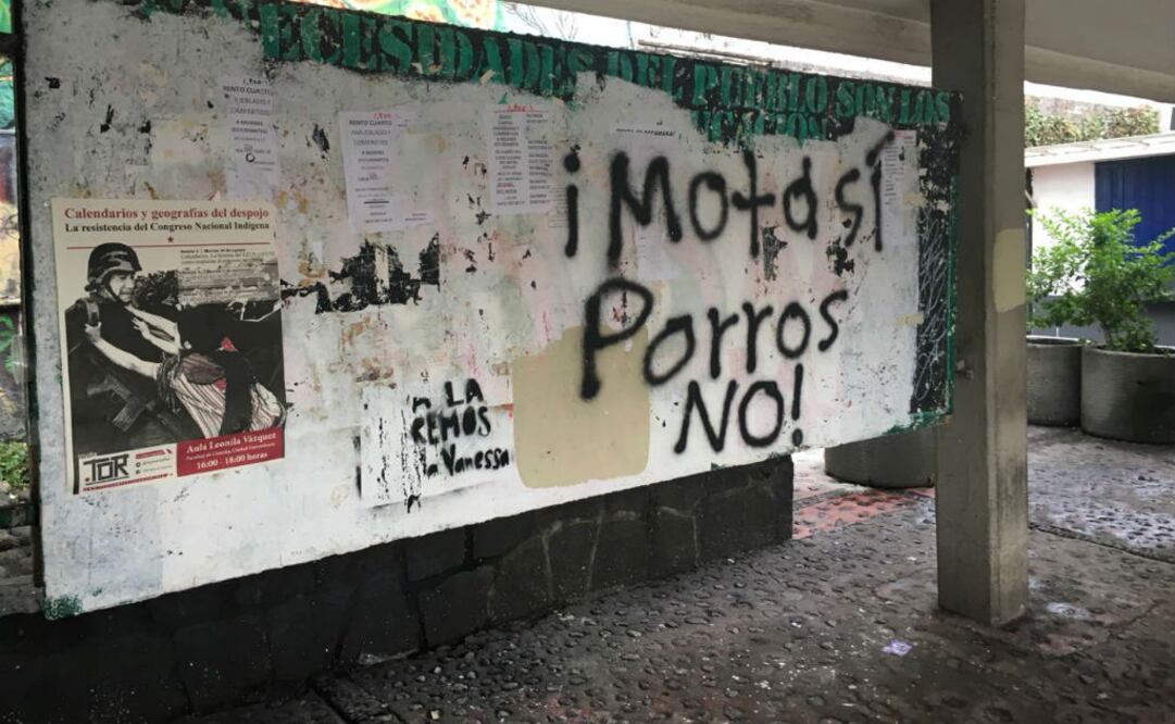 Otras pintas aludían “Por un 2 de octubre incontrolable, huelgas y barricadas”. FOTO: Pedro Villa y Caña
