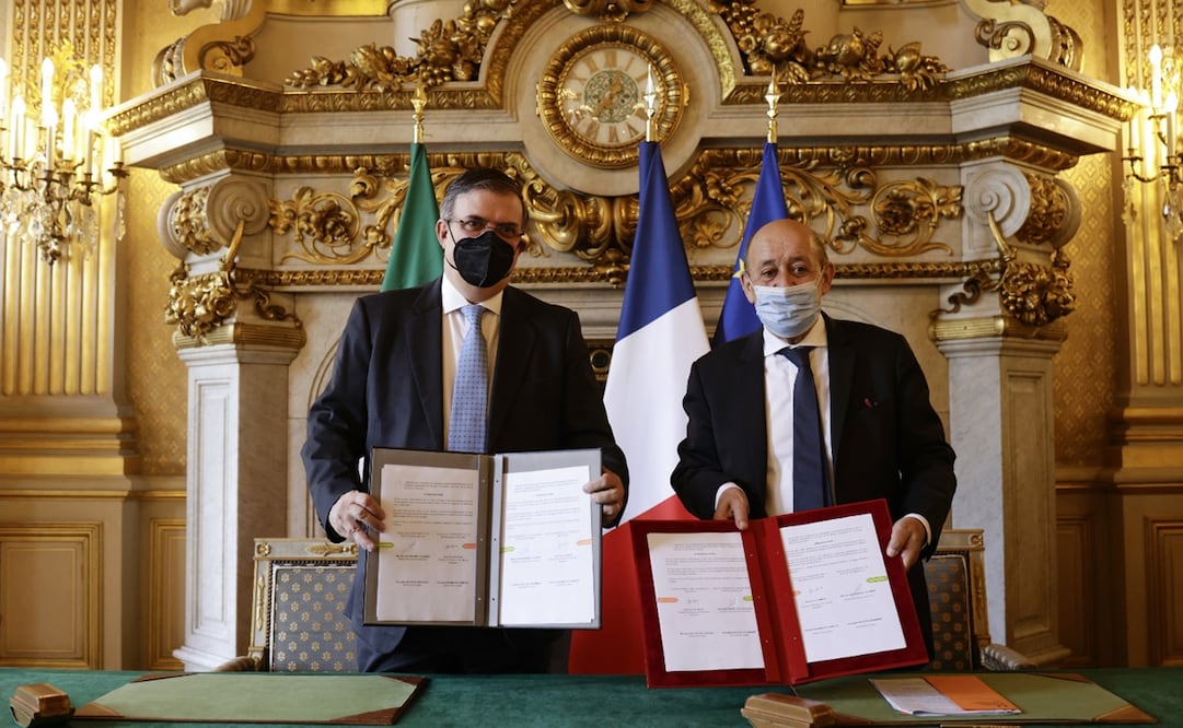 Marcelo Ebrard y el ministro del exterior de Francia Jean-Yves Le Drian firman un acuerdo de cooperación contra el tráfico de artefactos culturales en París. Foto: Yoan Valat, vía AP