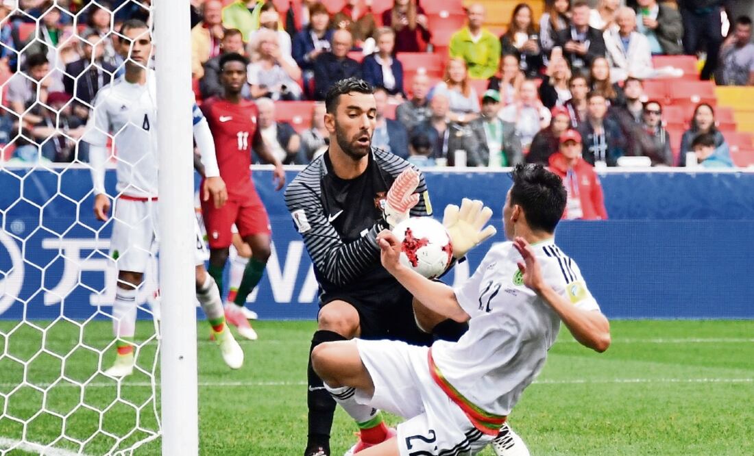Lozano tuvo pocas oportunidades en el duelo ante Portugal. FOTO: ALEXANDER NEMENOV. AFP