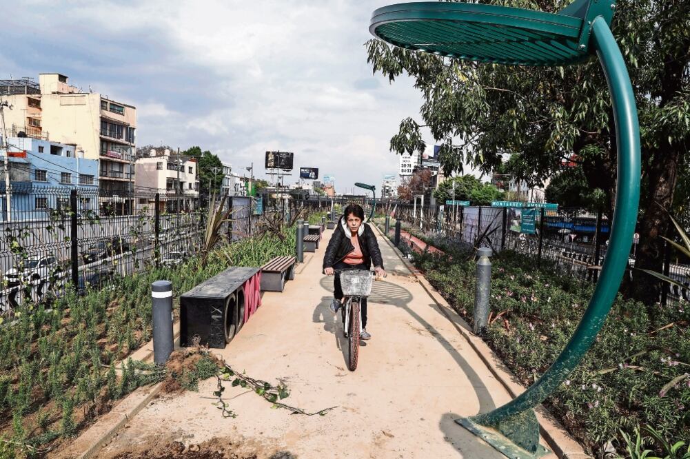 De acuerdo con la Agencia de Gestión Urbana (AGU), encargada de la obra, las plantas no están descuidadas sino que no se aclimataron, pero que encontrará las mejores para el clima cambiante de la Ciudad (CHRISTOPHER ROGEL. EL UNIVERSAL)