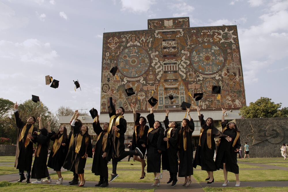 Graduados frente a la Biblioteca Central, Archivo EL UNIVERSAL