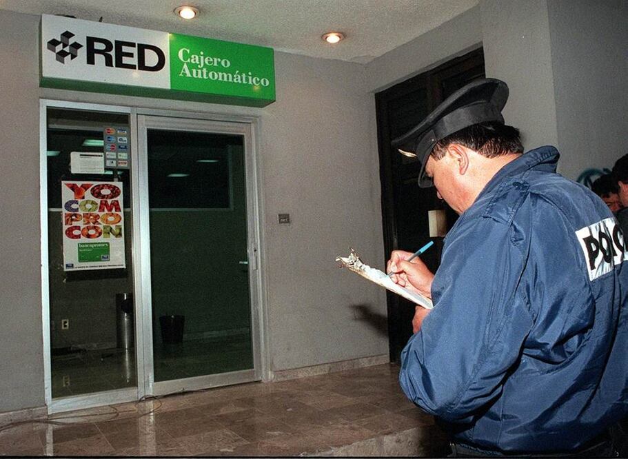 Delincuentes que roben a usuarios de sucursales bancarias serán castigados con penas de cinco a nueve años de prisión. Foto Archivo/EL UNIVERSAL