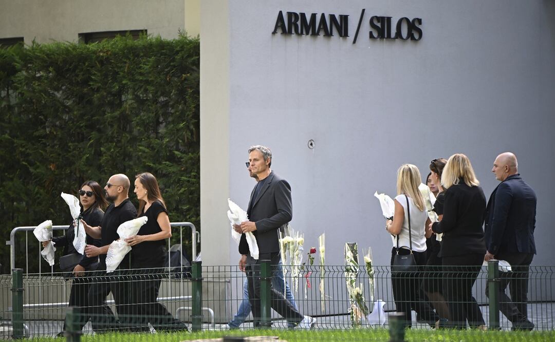 Largas colas se formaron desde primeras horas del día para pasar ante el féretro de madera clara del legendario diseñador en el Teatro, la sede del grupo Armani. Foto: AP