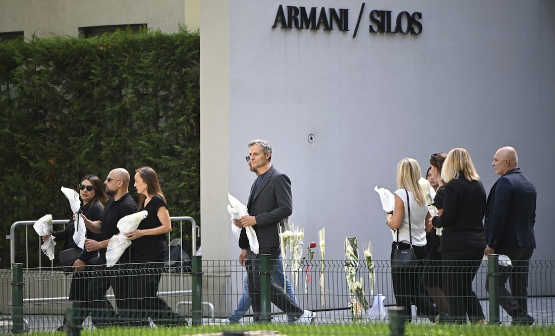 Largas colas se formaron desde primeras horas del día para pasar ante el féretro de madera clara del legendario diseñador en el Teatro, la sede del grupo Armani. Foto: AP