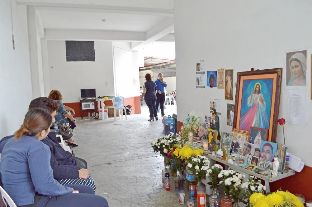 Los padres de los cinco jóvenes, detenidos por policías de Tierra Blanca el 11 de enero, improvisaron un altar con las fotos de los chicos; las indagatorias señalan que las víctimas fueron entregadas al crimen organizado (CORTESÍA JOSÉ LUIS SALAZAR)