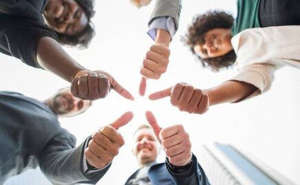 Los comportamientos que tienen las personas con altos niveles de confianza en sí mismos, según expertos